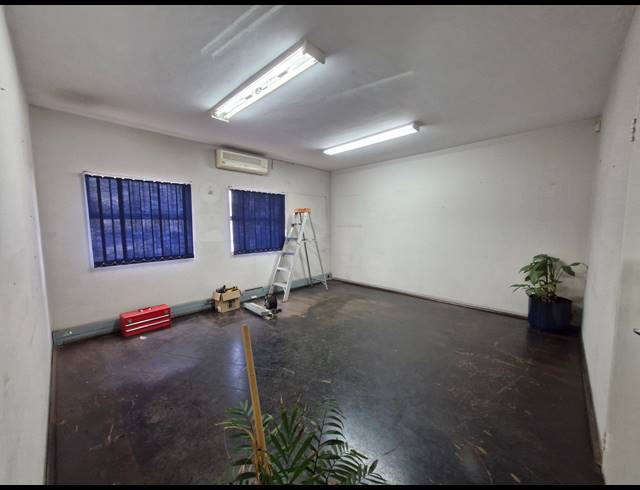 2,100M² WAREHOUSE TO LET IN JET PARK
